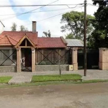 EXCELENTE CHALET  SOBRE AMPLIO LOTE MUY CERCA DE AUTOPISTA