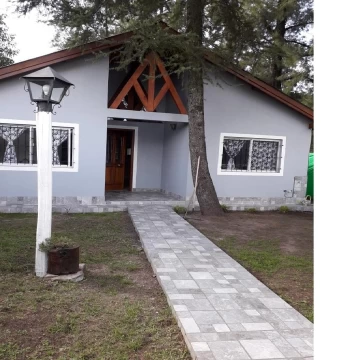 HERMOSO CHALET  DE 4 AMBIENTES , ZONA TRANQUILA