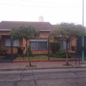 EXCELENTE PROPIEDAD EN SAN ANTONIO DE PADUA 4 AMBIENTES