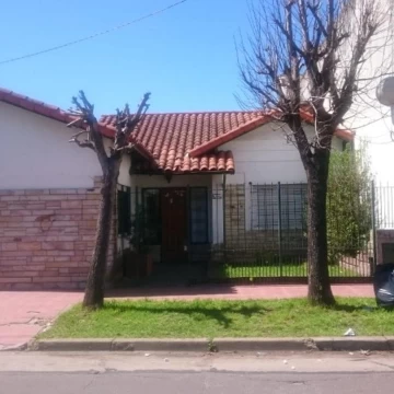 Casa en Venta  con amplio lote y en excelente zona