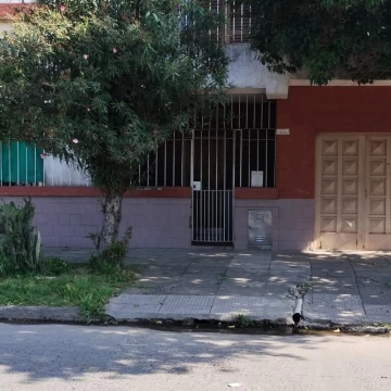 OPORTUNIDAD ! 4 AMBIENTES ES CASTELAR SUR