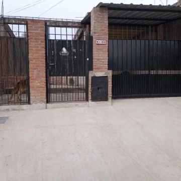 EXCELENTE PROPIEDAD UBICADA EN CASTELAR SUR DE 3 AMBIENTES