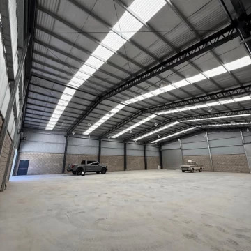EXCELENTE GALPON DE 720 MTS CUBIERTOS. ZONA INDUSTRIAL