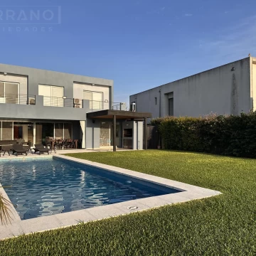 Casa en venta de 6 ambientes con pileta y vista al lago en La Comarca, General Pacheco Tigre