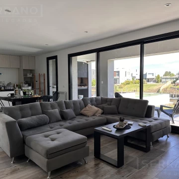 Venta casa de 4 ambientes con pileta y salida al Río Luján, Nautico Canal, Villanueva