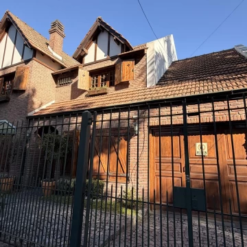 VENTA Casa 6 AMB. en Haedo SOBRE BOULEVARD CON PISCINA CLIMATIZADA