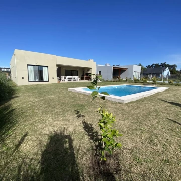 VENTA CASA 4AMB PILETA PARRILLA LOTE INTERNO OPORTUNIDAD