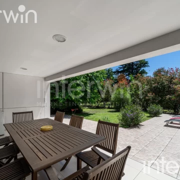 Casa en Venta - 4 amb - Estilo moderno - Jardín - - 2 Cocheras - Saint Thomas Sur - Canning