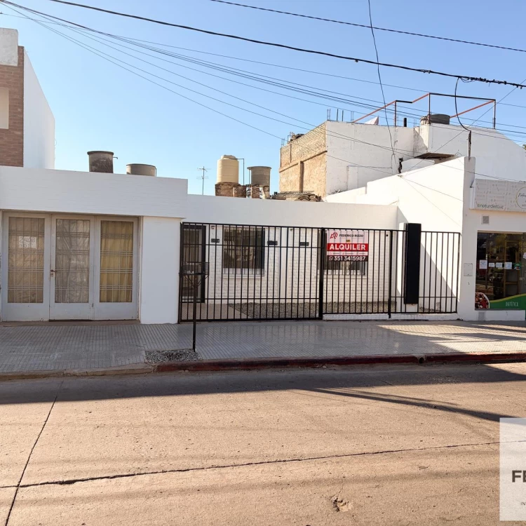 Local en alquiler. Luis Agote 2408
