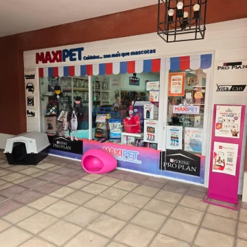 Venta con renta ideal inversión de Local en Centro Comercial Pueblo Caamaño, Pilar
