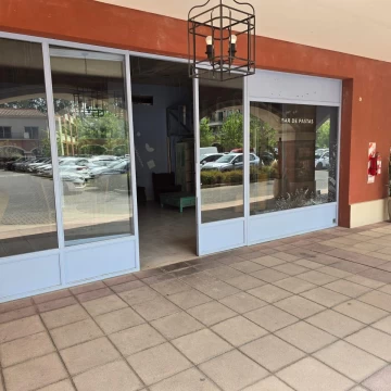 Venta con renta de Local con mayor superficie en Shopping Pueblo Caamaño, Pilar