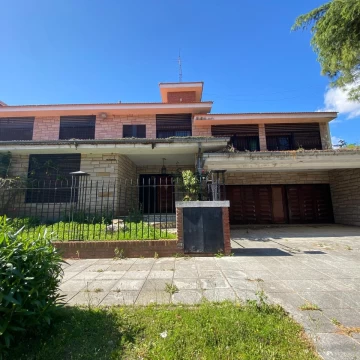 Venta de Casa 7 ambientes con jardín, quincho y pileta en Martínez, San Isidro