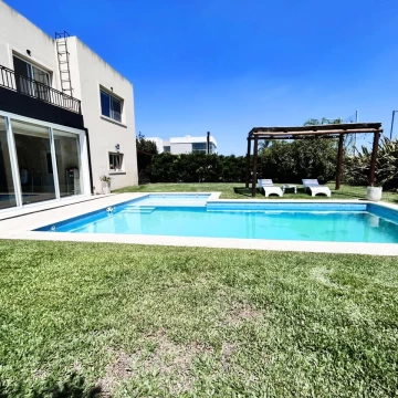 Luminosa casa en venta en Puertos del Lago Ceibos - Jardin Piscina Parrilla -