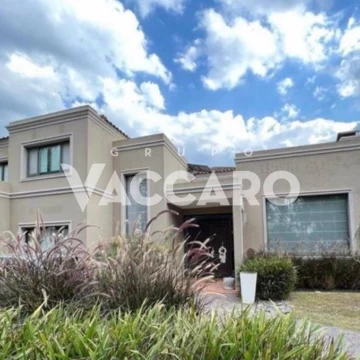 Venta de Casa 6 Ambientes en Campos de Alvarez, Moreno