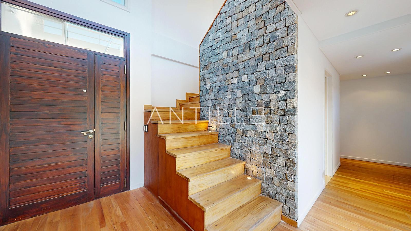 ESCALERA 1 CASA EN ABRIL CLUB DE CAMPO, HUDSON