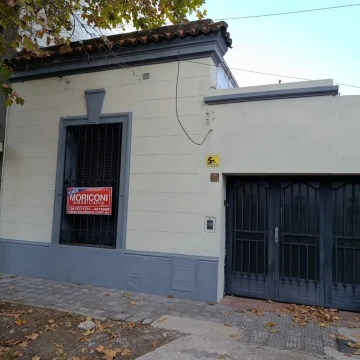 CASA DOS DORMITORIOS CON GARAGE Y PATIO AMPLIO