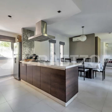 Casa en venta, 4 dorm., escritorio y jardín con pileta.