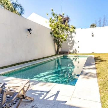 VENTA - CASA DE CATEGORÍA EN VILLA DEVOTO CON COCHERA Y PILETA