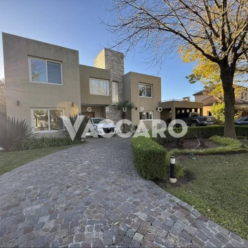 Venta de Casa 5 Ambientes en Santa Ana, Moreno