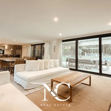 Casa en venta en Costa Esmeralda con fondo libre y piscina