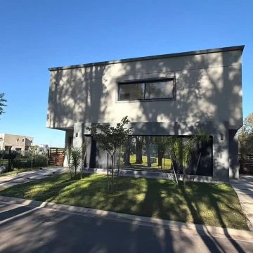 Casa Venta en Casa en 2 plantas 3 dormitorios 4 baños, 1 año antigüedad, IMPECABLE 5500