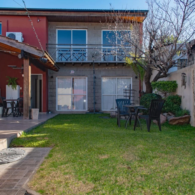 VENTA CASA 3 AMBIENTES CON  DEPARTAMENTO TIPO DÚPLEX SOBRE AMPLIO LOTE