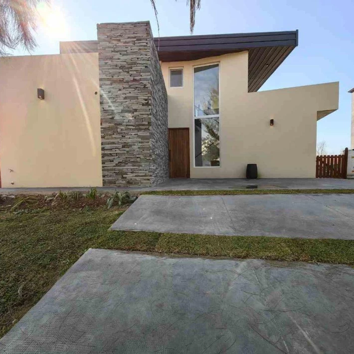 Casa en venta en Naudir al rio c/muelle y piscina