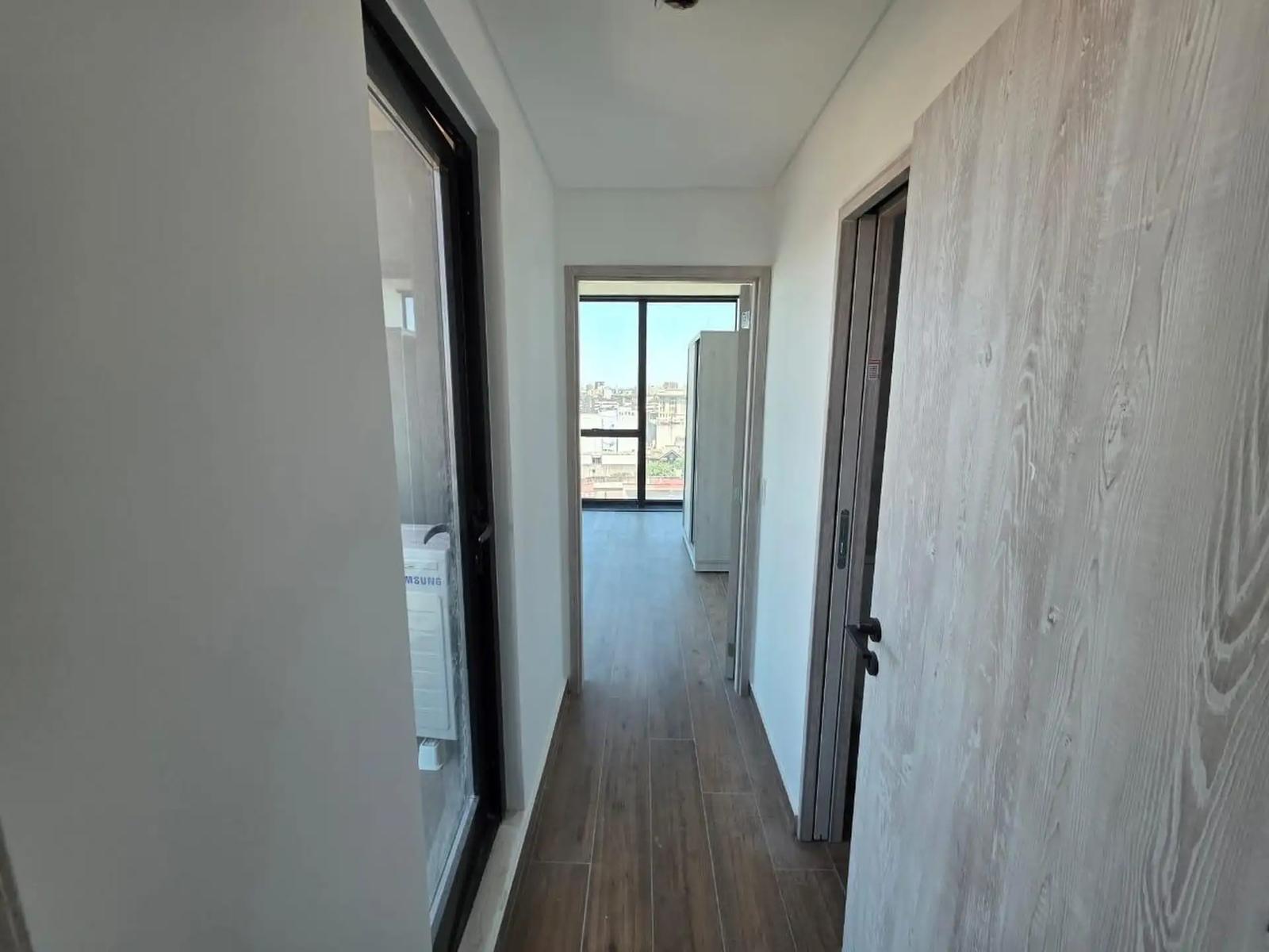 Pasillo balcon frente toillete