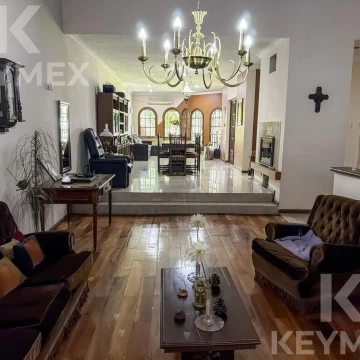 VENTA Casa en Hernandez, 3dorm. y escritorio , con amplio jardín y pileta