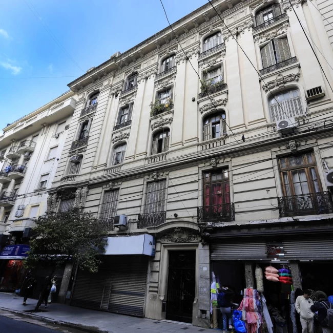 Departamento 4 ambientes más dependencias en Balvanera semipiso señorial venta