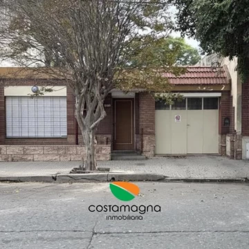 Casa Apta Crédito Con Patio Y Cochera - Excelente Zona Pueyrredón