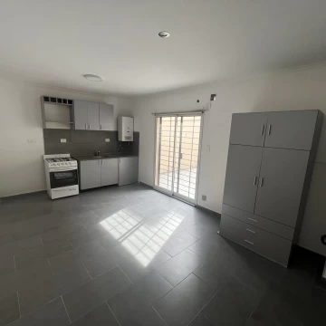 Venta monoambiente con patio de planta baja  alquilado