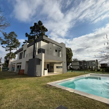 VENTA CASA 5 AMBIENTES DE CATEGORÍA EN GREENVILLE HUDSON