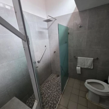 UBICADA CASA EN CHAPALITA DE UNA SOLA PLANTA