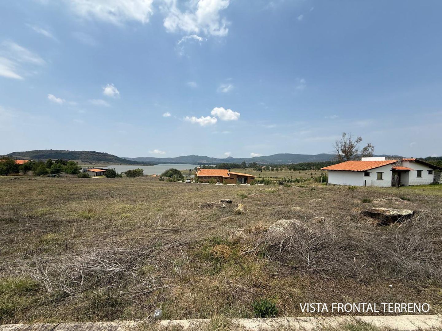 Vista frontal terreno.JPG