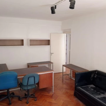 Departamento de tres ambientes en alquiler, zona Recoleta