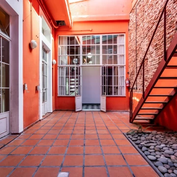 Casa en lote propio en Barracas con terraza, parrilla, cochera, patio techado