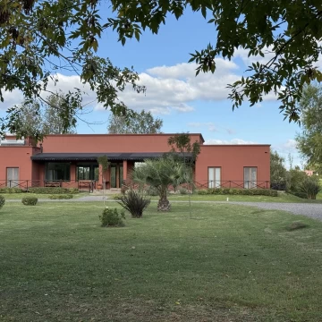 VENTA TERRENO AL AGUA EN BARRIO CERRADO CHACRAS DE LA RESERVA - CAMPANA