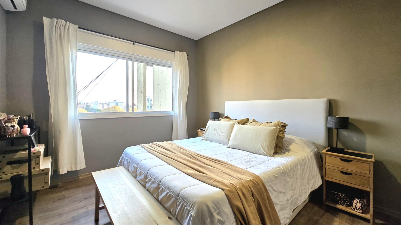 Habitación con vestidor y baño en suite
