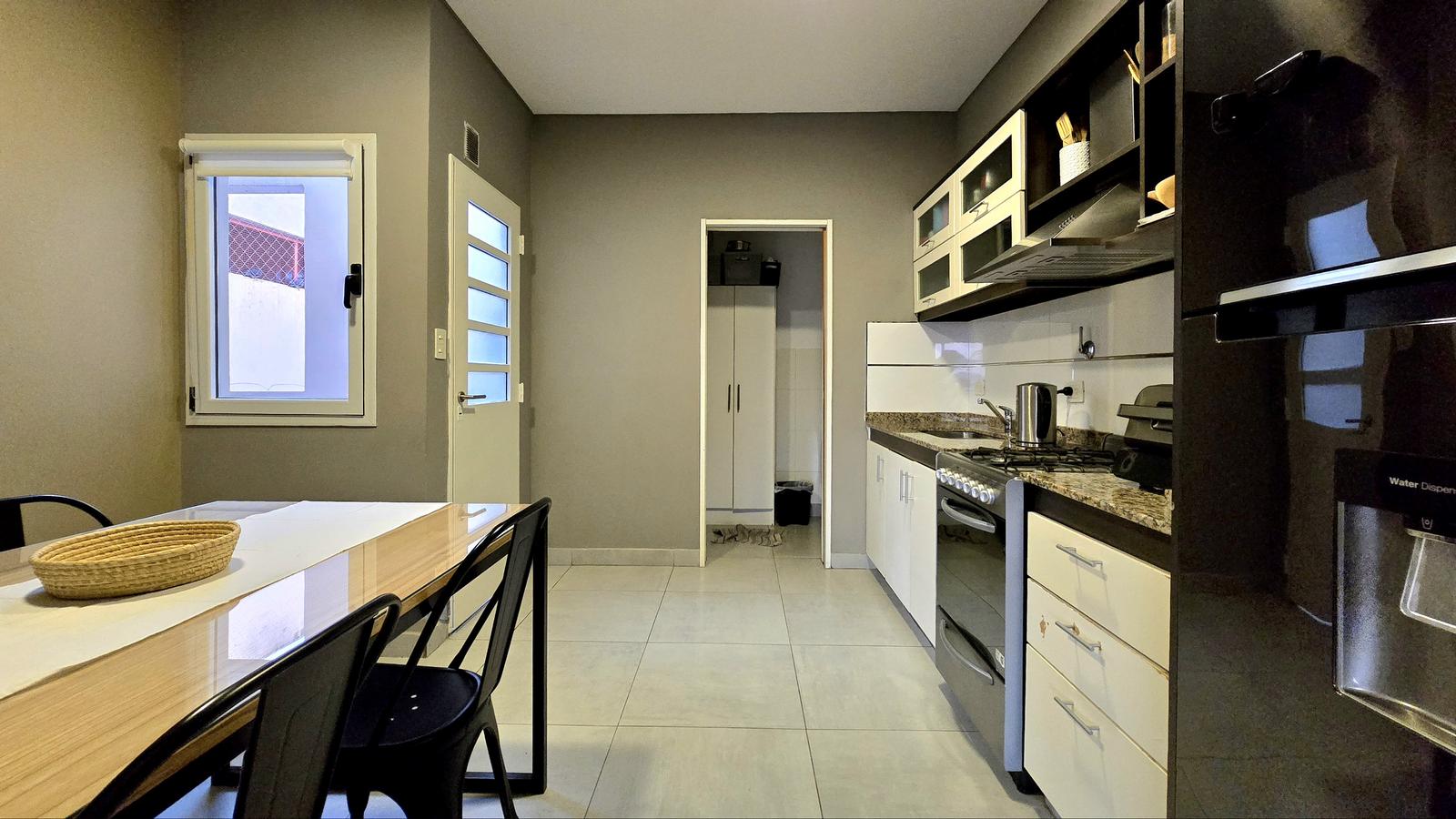 Cocina independiente con espacio para comedor diario