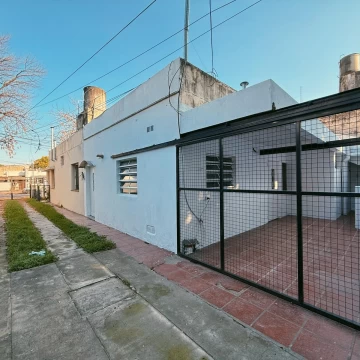 Av. Arijon 838 - Casa Interna De 1 Dormitorio Con Cochera En Alquiler - Roque Saenz Peña, Rosario