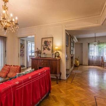 PISO EN CABALLITO CON MUCHO POTENCIAL. SUPER LUMINOSO CON PATIO, BALCONES Y COCHERA