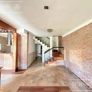 Casa 4 ambientes en venta. Quilmes. Quincho