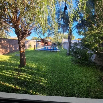 Casa en venta c/ cochera en Funes