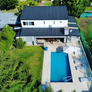 CASA EN VENTA DE 5 AMBIENTES CON JARDIN Y PILETA EN BARRIO MANZANARES CHICO