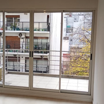 ALQUILER BELGRANO CERCA DE FFCC SUBTE METROBUS PISO ALTO AL FRENTE CON BALCON AL NORTE  MUY LUMINOSO