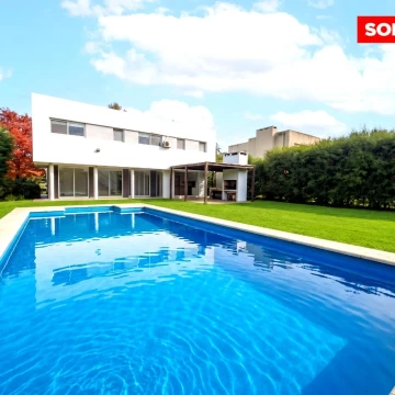 Villa olivos  moderna casa en  venta y alquiler . Lote central
