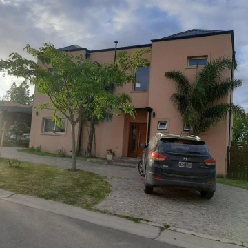Excelente propiedad en Santa Guadalupe, desarrollada en dos plantas con gran jardin y pileta.
