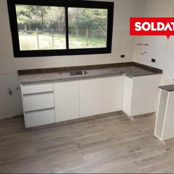 Departamento de 3 ambientes. A 300 metros de la Panamericana ramal Pilar, km 57, sin expensas.