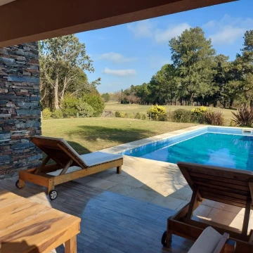 Alquiler temporario. Casa sobre el golf - Golfer's